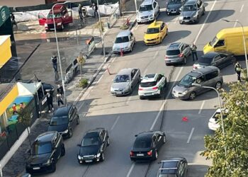 Aksident pranë zonës së “Astirit” në Tiranë, përmbyset automjeti, një i lënduar