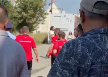 VIDEO / “O plehra, o legena”! Skandal para Bashkisë Tiranë, militantët e opozitës sulmojnë mundësit medalistë të Olimpikeve