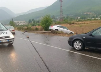 Aksident në Bulqizë, makina përplaset me shtyllën, plagoset rëndë drejtuesi i mjetit