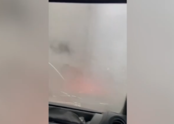 “Çmendet” moti në Itali, breshëri thyen xhamat e makinave