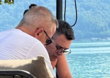 Arben Ahmetaj në shoqërinë e Vangjel Dules? Gazetari shpërndan foton e ish-zv kryeministrit nga Zvicra