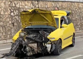 Aksident në Pogradec-Qafë Thanë/ Makina me targa greke del nga rruga dhe përplaset me trafik-ndarësen