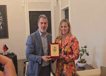 Notoi për 34 orë nga Italia në Shqipëri, Dredha dekoron Eva Buzon: Shkëmbi që preku në Karaburun do mbaj emrin e saj
