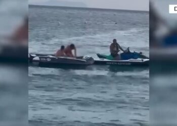 Aventura mes dallgëve iu rrezikoi jetën, Policia shpëton nga deti i trazuar dy turistët në Dhërmi