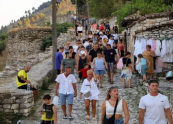 Rama ndan pamjet: Si asnjëherë më parë, turistët shijojnë Beratin në çdo cep