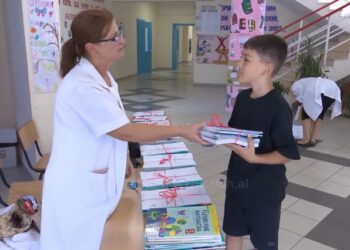 Vijon shpërndarja e librave falas, prindërit: Janë ulur kostot për nisjen e vitit të ri shkollor