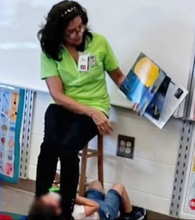 Skandal/ Edukatorja mban djalin e vogël të spektrit autik mes këmbëve dhe e detyron të mësojë, i vogli…