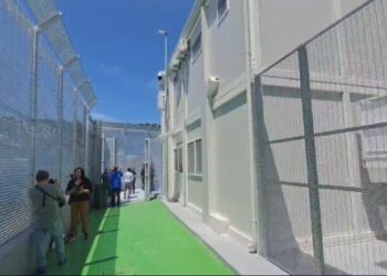 “Kujdes, shqiptarët dinë italisht!”/ Kampi i emigrantëve në Gjadër, La Repubblica publikon rregulloren për punonjësit: Nëse ju shohin t’i vardiseni një femre…