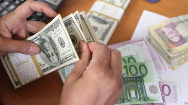 Euro dhe dollari në pikiatë, java nis me minimumin historik të monedhës europiane