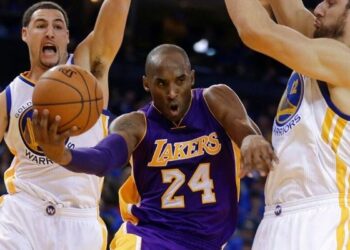 Xhaketa që Kobe Bryant veshi ndeshjen e fundit të NBA u shit për një shifër marramendëse! Ja sa pagoi koleksionisti