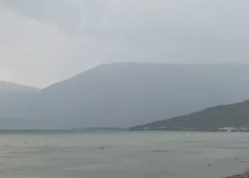 Reshjet e shiut shuajnë pas 15 ditësh flakët në Malin e Thatë