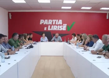 Pas bankave, Meta u kthehet edhe të vetëve, kapet me Tedi Blushin në konferencën për media: Je shumë i butë! Më dukesh…