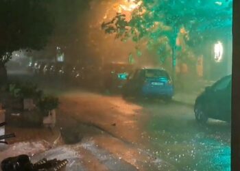 Stuhi dhe reshje të dendura shiu, Policia apel qytetarëve: Kujdes me shpejtësinë