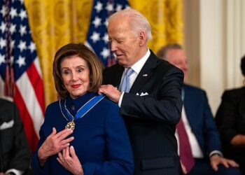 Ultimatumi që shkatërroi 50 vjet miqësi/ Si Pelosi detyroi Biden të tërhiqej nga gara për President me një telefonatë: Hiq dorë tani,ose…