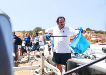 Vullnetarë pastrojnë Porto Palermon, mes tyre Olen Çezari: Mesazh për qytetarët që ta duan mjedisin