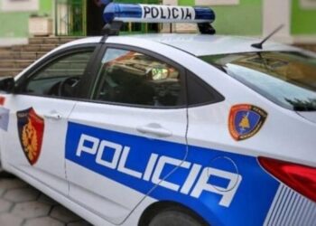 Aksident i trefishtë në Durrës, automjeti përplaset me motorin, një person në gjendje të rëndë