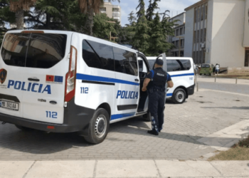 I mashtroi përmes telefonit/ Zhvaste përmes mashtrimit pronarë subjektesh, vihet në pranga 21-vjeçari në Elbasan! I përfshirë në skemë edhe një i mitur