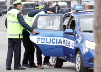 U kapën të dehur në timon, e pësojnë dy të rinj nga Tirana