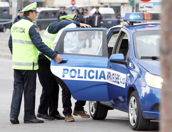 U kapën të dehur në timon, e pësojnë dy të rinj nga Tirana