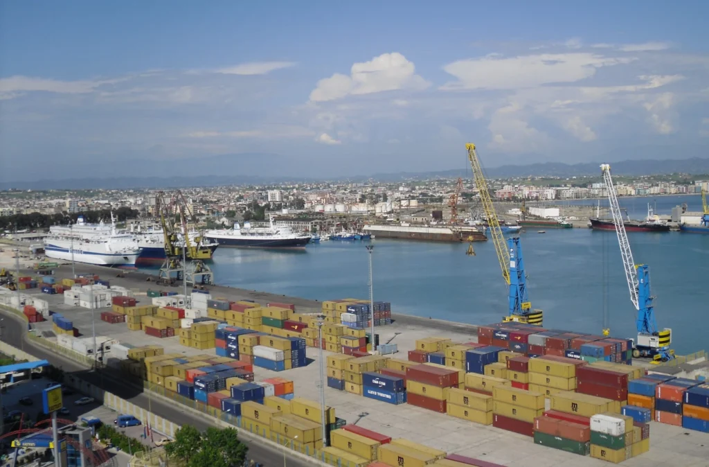 “Lëndët toksike do t’i sjellim në Durrës! Kompania që po i dërgonte në Tajlandë njofton ndryshimin e planit: Do t’i kthejmë në Shqipëri