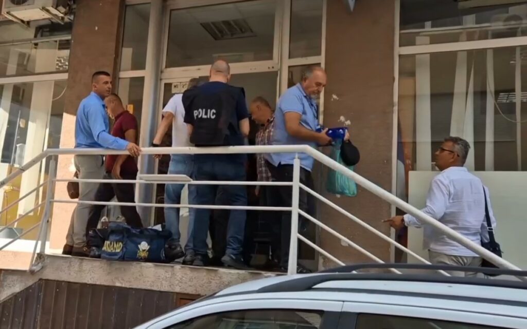 Policia mbyll 9 posta serbe në veri të Kosovës/Beogradi: Kurti po provokon një konflikt të armatosur