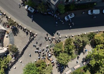 Opozita sërish protestë para bashkisë së Tiranës, Policia zbulon se cilat rrugë do të bllokohen