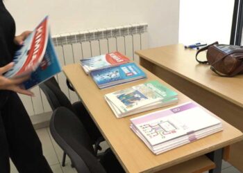Libra falas edhe për klasat e 8-9, prindërit: Na ndihmon! Janë ulur kostot