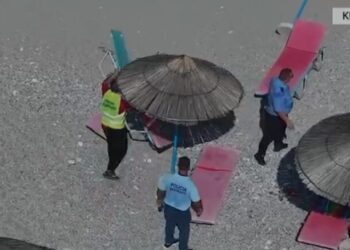 Ndërtuan pa leje lokale e beach bar-e/ Kishin zaptuar hapësirën publike në plazhin e Himarës, e pësojnë 12 persona