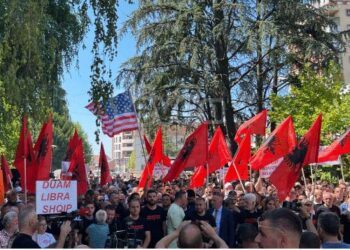 Shqiptarët në Bujanoc protestojnë kundër Vuçiç: Duam libra shqip