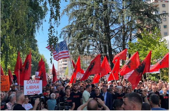 Shqiptarët në Bujanoc protestojnë kundër Vuçiç: Duam libra shqip