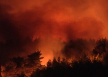 Pamje apokaliptike nga Athina! Flakët “përpijnë” një lagje në periferi, disa banorë transportohen në spital