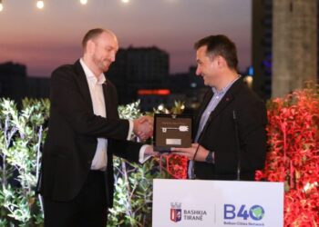 Përfundoi mandatin si Ambasador i Britanisë së Madhe, Veliaj e nderon me “Çelësin e Qytetit”: Tirana, një derë e hapur për ju