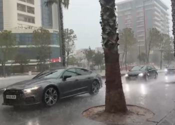 VIDEO / Stuhia godet Vlorën, moti i keq boshatis plazhet