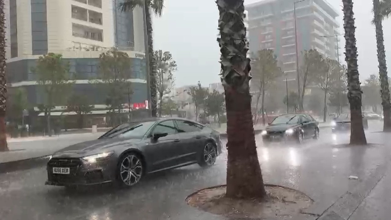 VIDEO / Stuhia godet Vlorën, moti i keq boshatis plazhet