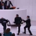 VIDEO / Përleshje masive në Parlamentin turk, deputeti i opozitës rrihet nga ata të Erdoganit