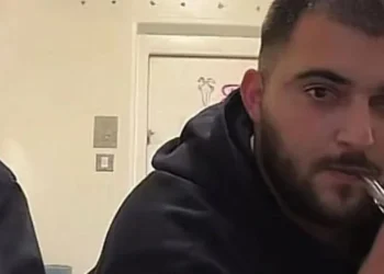 “Shkulni dhëmbët që t’i shpëtoni dëbimit”, shqiptarët në Angli marrin leksione në TikTok si të arratisen nga kampi