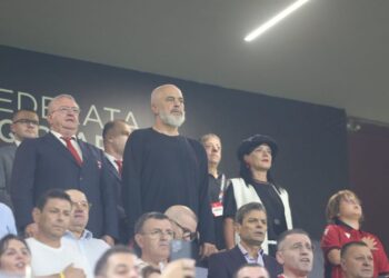FOTO/Edhe Kryeministri Rama në stadium, shoqërohet nga bashkëshortja dhe Zaho