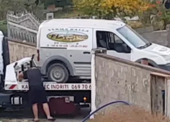 Detaje të reja nga vrasja në Shënavlash, djali e transportoi trupin e pajetë të të atit me mjetin e fermës, e hodhi në pus dhe…