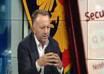 “Rrumbullaku nuk ka qenë i preferuari i ministrit Hoxha”, gazetari zbulon arsyet e largimit të tij