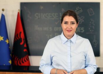 Manastirliu uron nxënësit dhe mësuesit: Të vendosur për përmirësimin e standardeve të mësimdhënies