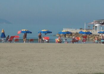 Rikthehen pushuesit në Vlorë, moti i ngrohtë me diell sjell mijëra të huaj në bregdet