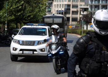 Plagoset me thikë 35-vjeçari shqiptar në Greqi, autori e lë të gjakosur në mes të rrugës (FOTO)