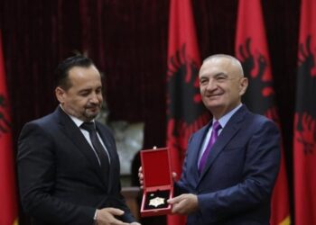 DEBATI / Pastori i opozitës i turret qytetarit: Edhe Bajram edhe komunist! Mbaje mend, do të gjej dhe…