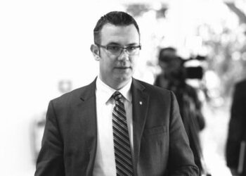 Tragjeditë politikë që i ulërijnë fosileve “të freskëta” që drejtojnë armatën e të vdekurve
