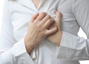 Shtrëngimet në gjoks, ja çfarë nënkuptojnë për shëndetin tuaj dhe kur duhet të shkoni te mjeku