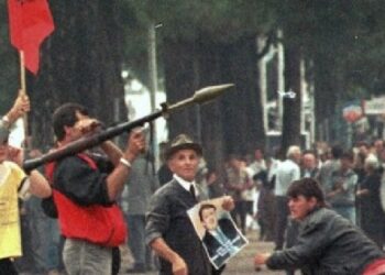 Sot “14 Shtatori”, 26 vite nga dita kur PD sulmoi institucionet me armë dhe mori peng shtetin