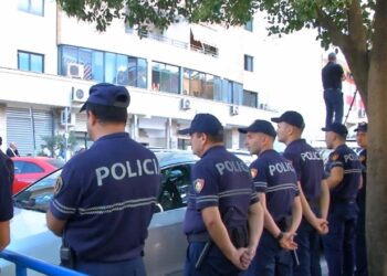 SPAK rrethohet me policë në pritje të mbërritjes së Berishës