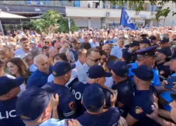 VIDEO / Tension në dyert e SPAK, mbështetësit e Berishës konfrontohen me policinë