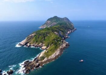 Ishulli i rrezikshëm ku nuk lejohet të shkelë njeriu