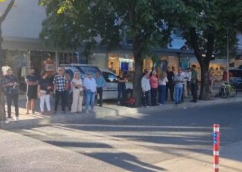 Presin Salianji të dorëzohet, disa militantë mblidhen para Policisë së Tiranës
